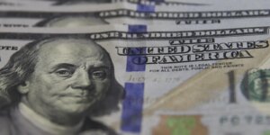 Dólar cai para R$ 5,07, no menor nível em um mês
